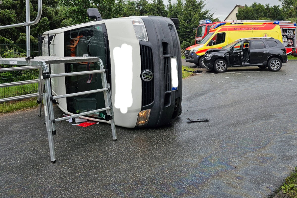 Kreuzungscrash Bei Zwickau Vw Transporter Landet Auf Der Seite