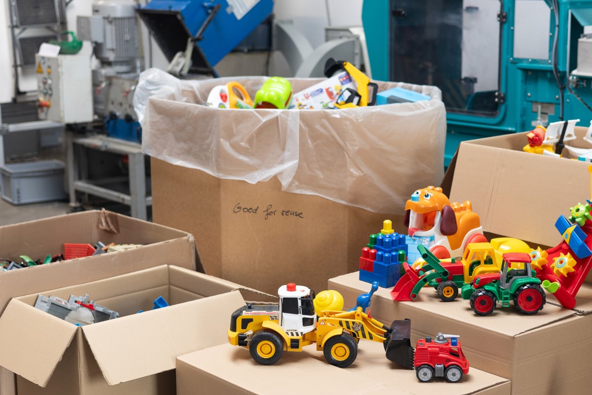 Recycling-Start-up spendet 165 Kilogramm Spielzeug an Dresdner Sozialkaufhaus