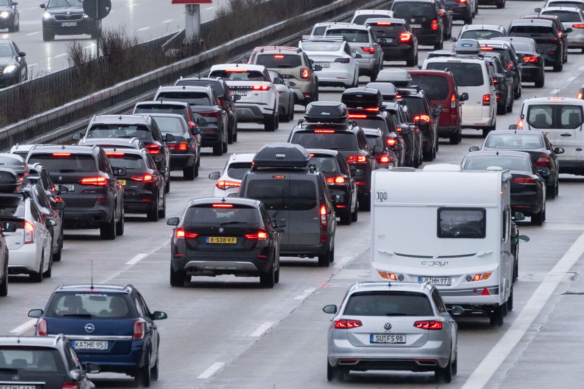 Autobahn-gesperrt-Beton-Lkw-brennt-auf-A10