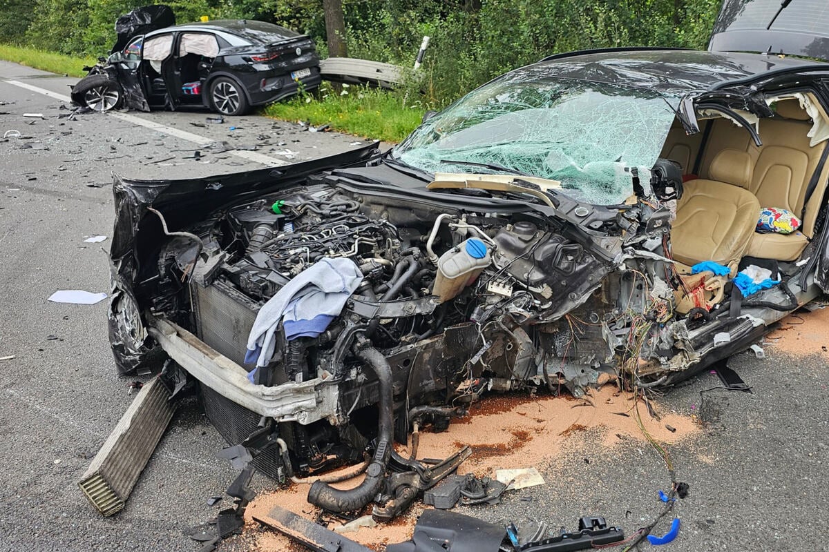 Heftiger Frontal-Crash: Sieben Menschen verletzt, darunter auch Kinder!