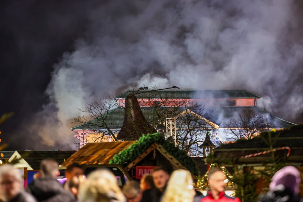 restaurant-in-vollbrand-weihnachtsmarkt-wegen-flammen-inferno-evakuiert