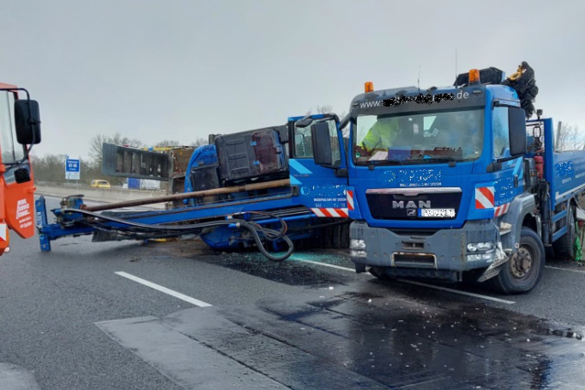 Anhänger kippt auf der A7 um: Autobahn seit Stunden gesperrt