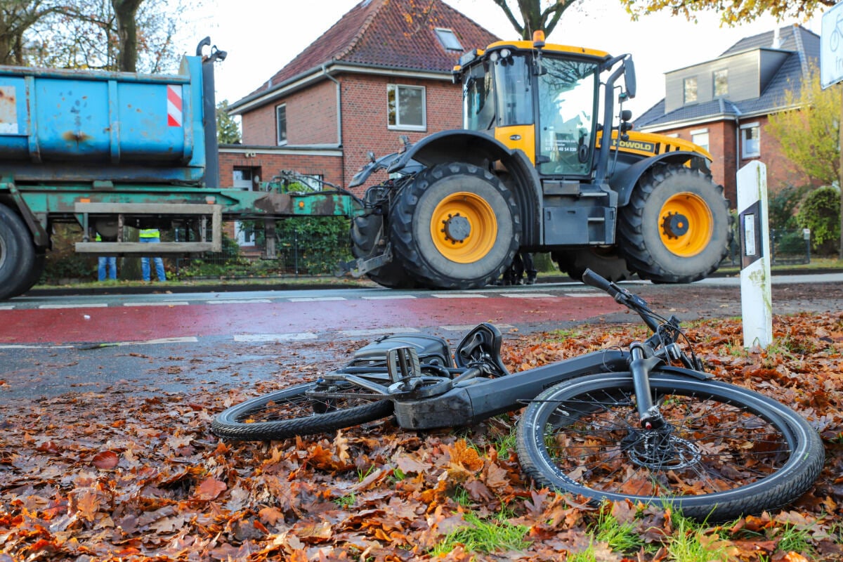 hubschrauber-im-einsatz-radfahrer-wird-von-trecker-erfasst-und-schwer-verletzt
