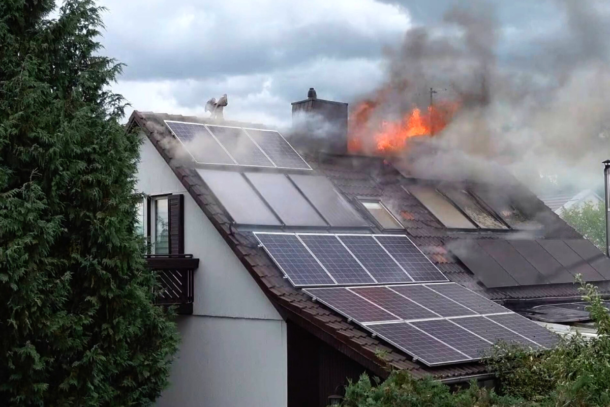 Solaranlage setzt Haus in Leizig in Brand: Zwei Bewohner verletzt, hoher Schaden
