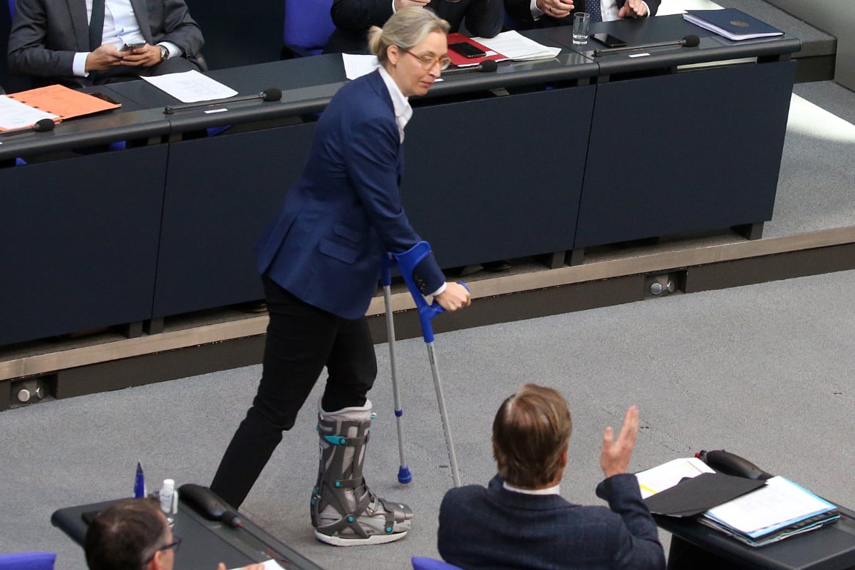 Alice Weidel An Krücken Afd Vorsitzende Humpelt Durch Den Bundestag