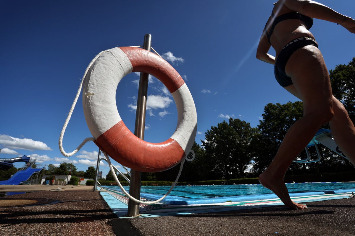 Dreijährige treibt regungslos im Wasser: Badegast zögert keine Sekunde