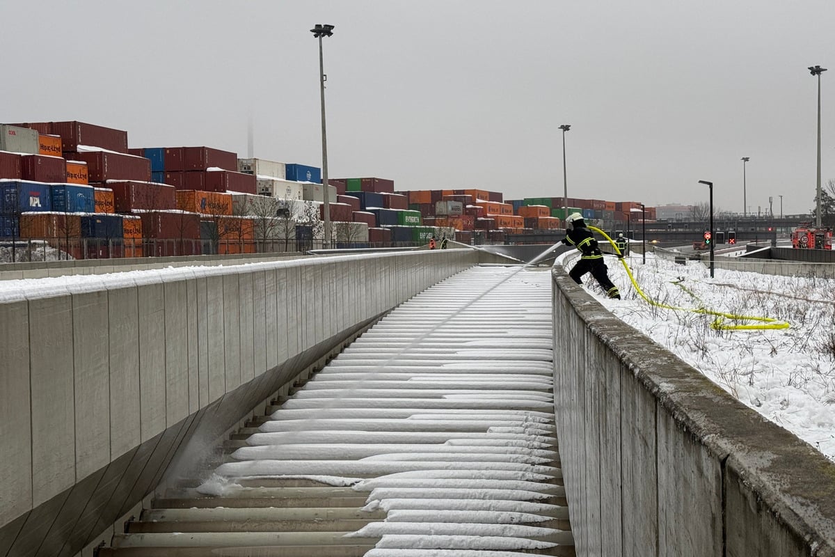 Schneechaos-im-Norden-Von-Schnee-und-Eis-befreit-Elbtunnel-ist-wieder-frei