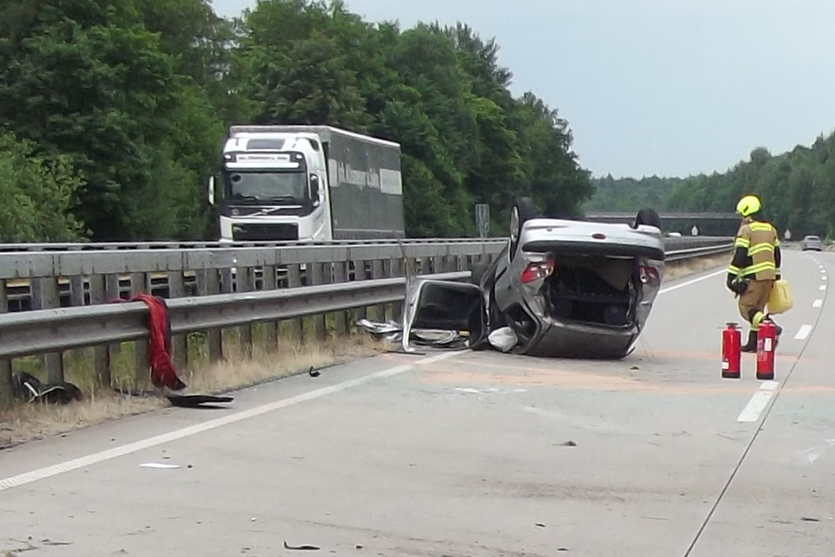 Niesattacke Auf A27: 24-jähriger Autofahrer überschlägt Sich Und Bleibt ...