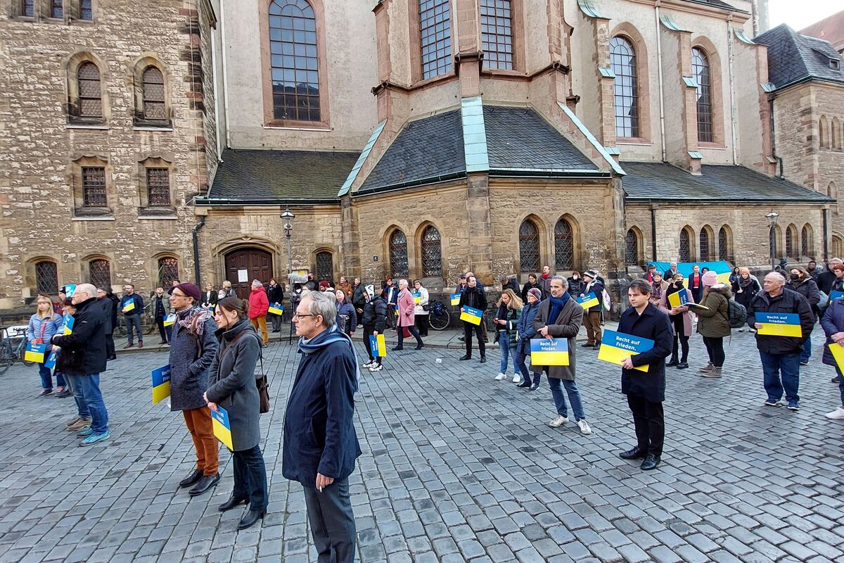 Buchpreis-Verleihung: Hunderte beteiligen sich an Friedensaktion vor Nikolaikirche