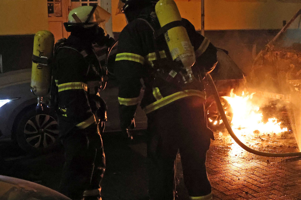 Brandstiftung? Mehrere Fahrzeuge brennen im Hamburger Süden