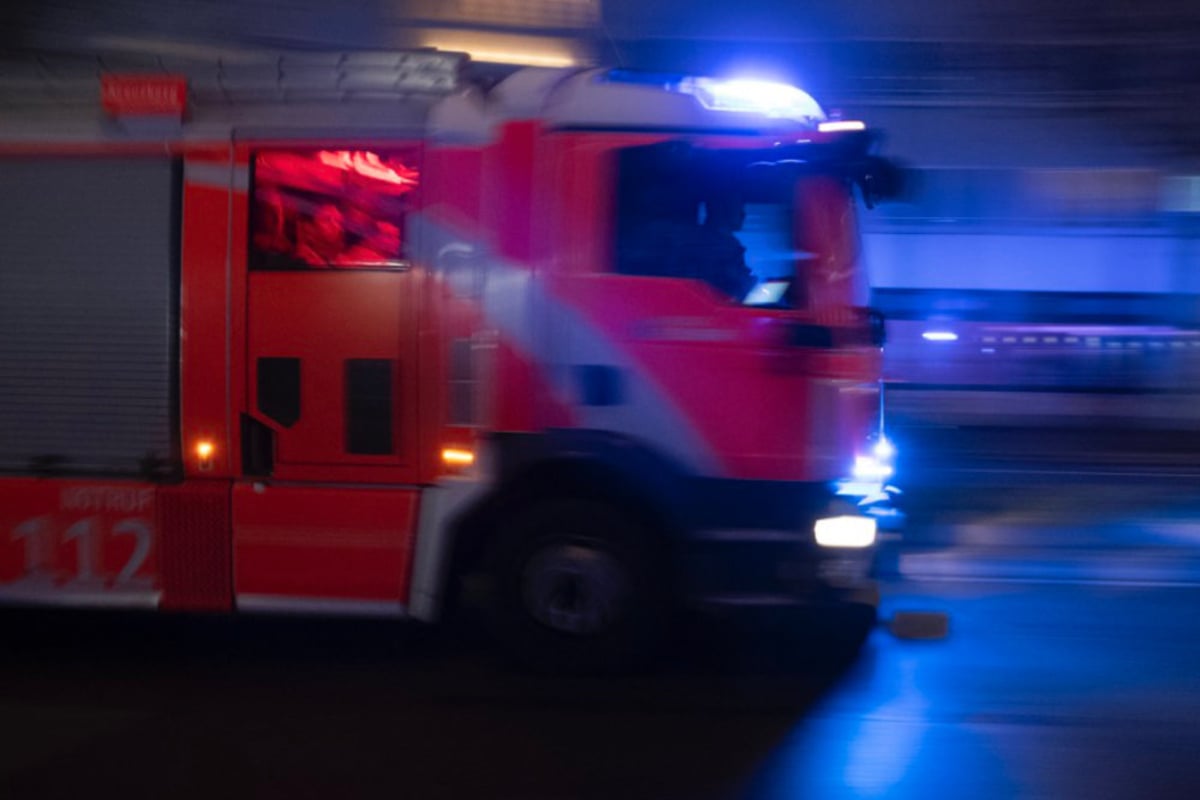 Lange-Silvesternacht-f-r-die-Feuerwehr-28-M-llcontainer-in-Flammen