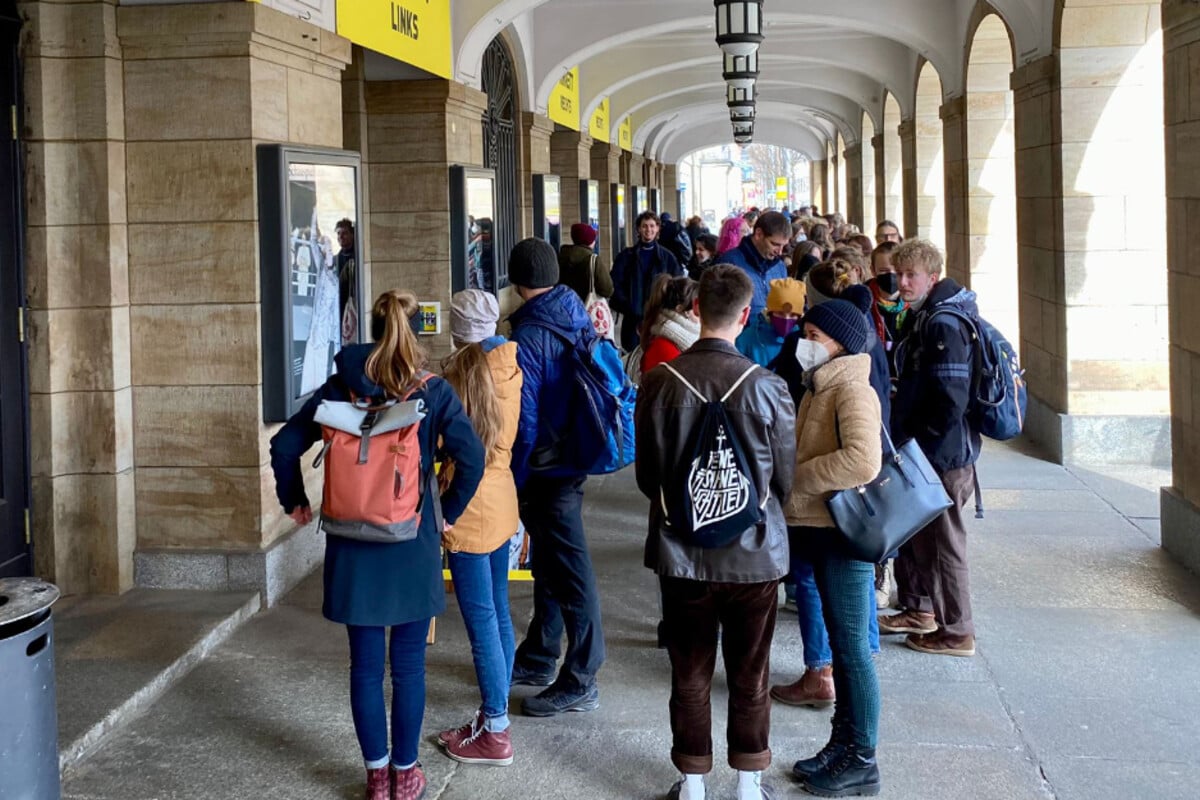 100 meter long line in the morning: Why are people queuing here in Dresden?