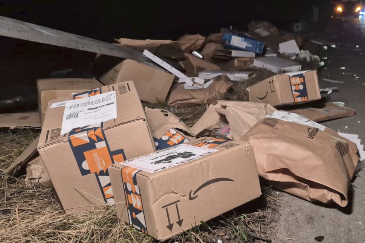 Etwas-andere-Bescherung-Hunderte-Amazon-Pakete-auf-der-Autobahn-verstreut