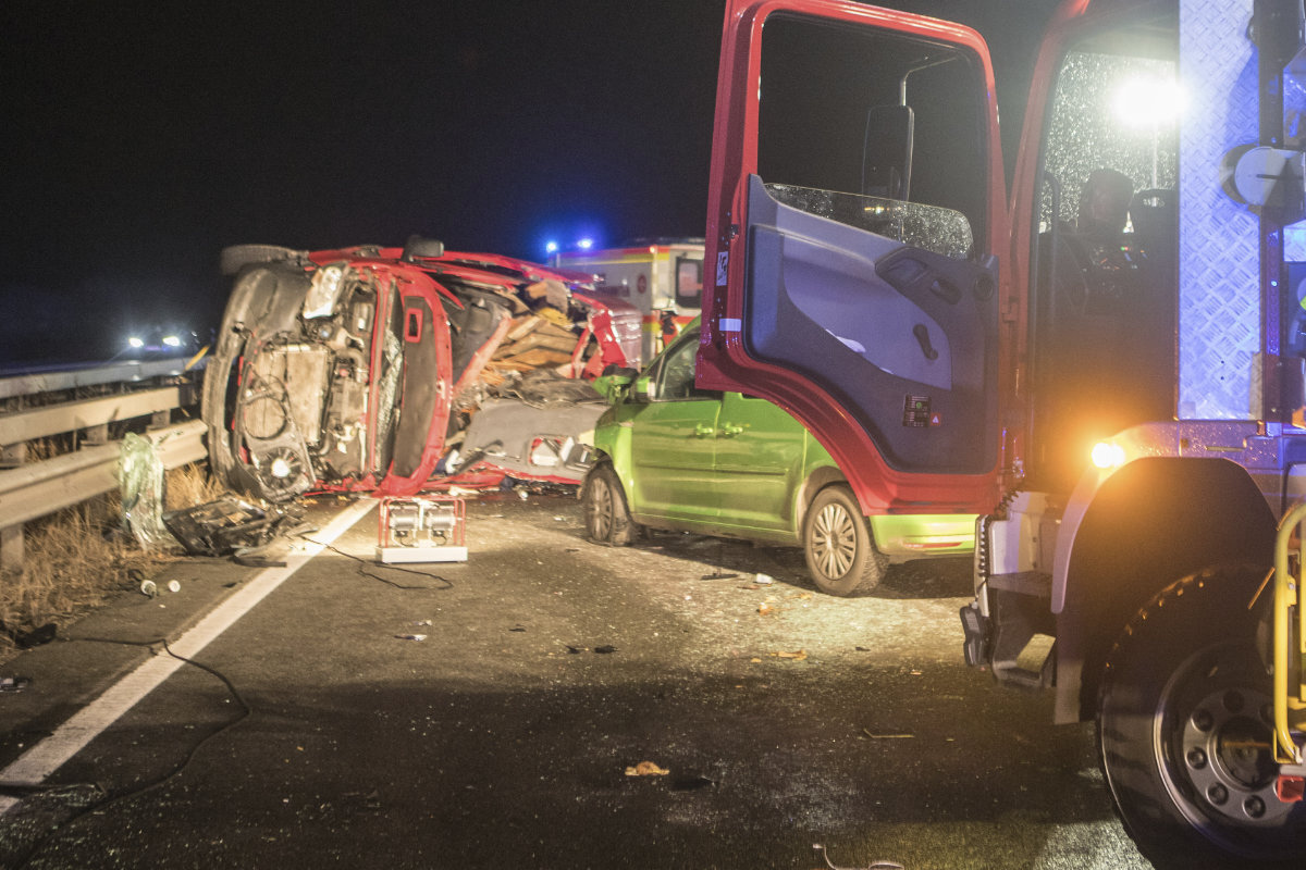 Sechs Verletzte nach schwerem Unfall auf der A1