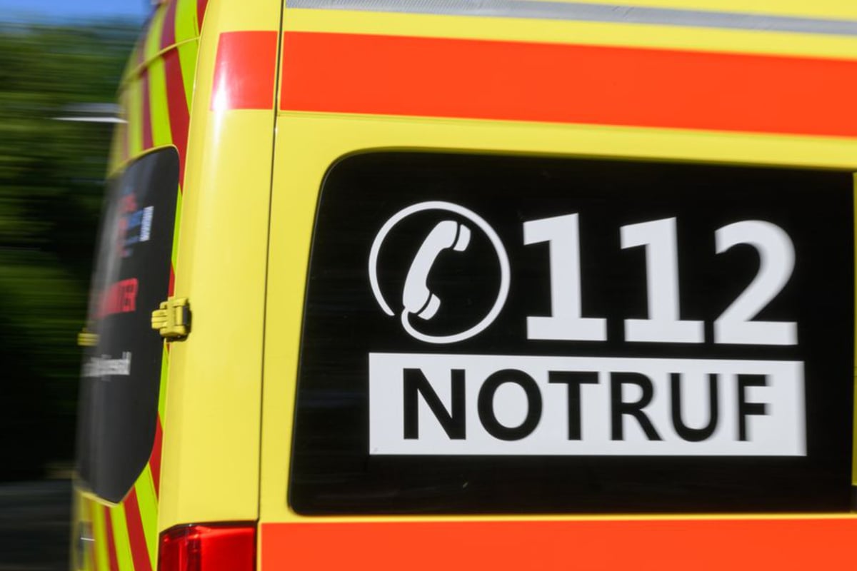 Suff-Fahrer-24-kracht-mit-Porsche-gegen-Baum-Er-und-sein-Beifahrer-werden-schwer-verletzt
