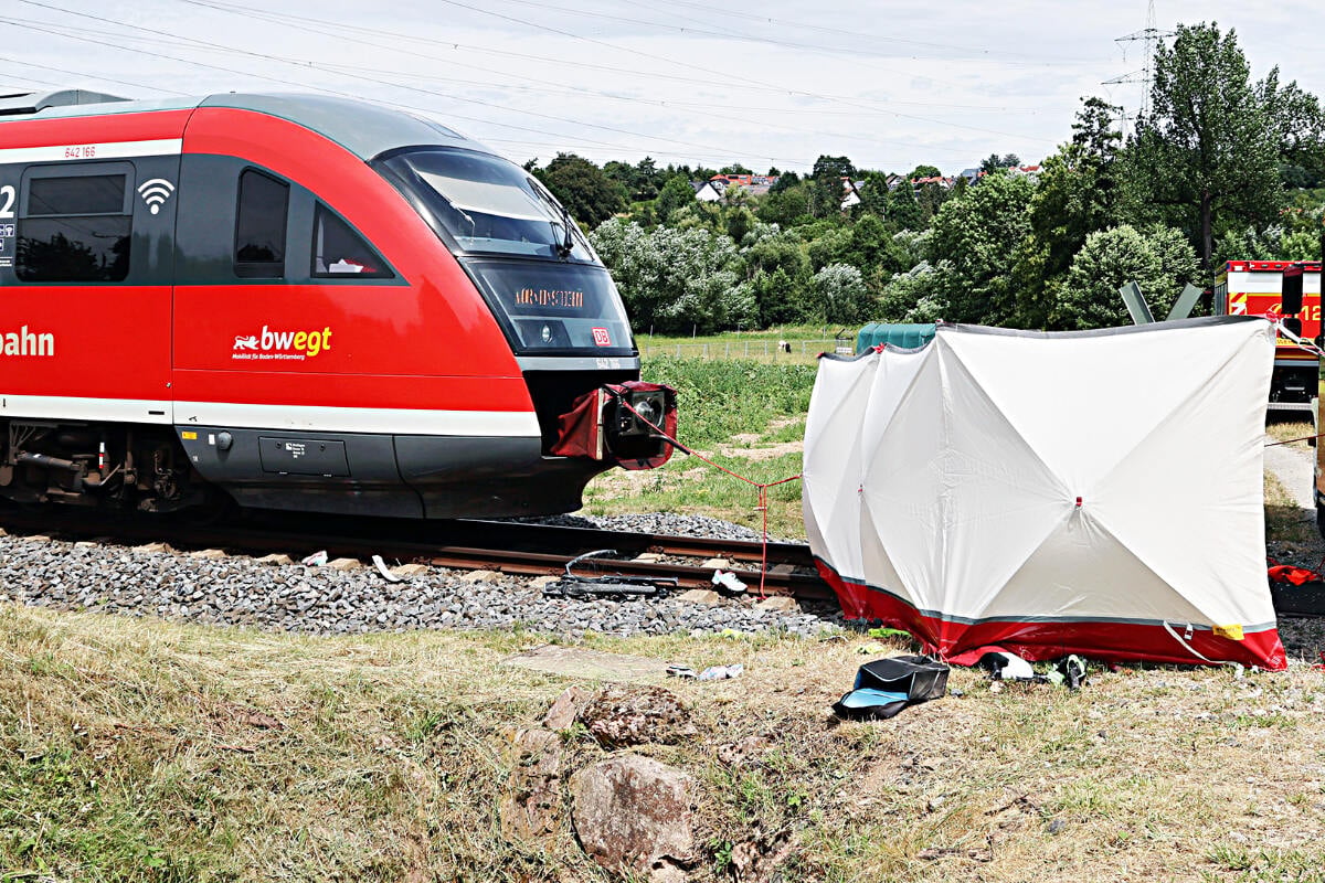 schrecklicher-unfall-an-bahn-bergang-radfahrerin-von-zug-erfasst-und-get-tet
