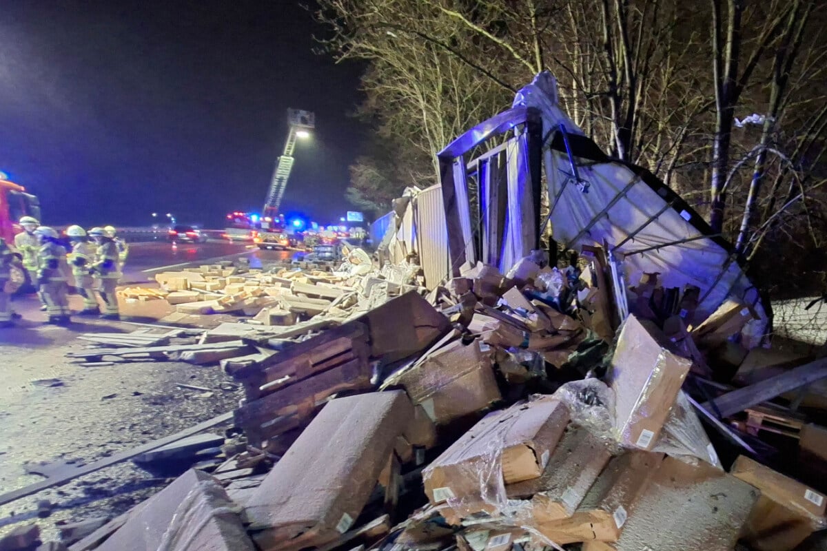 Schlimmer-Unfall-auf-der-A1-Lkw-kracht-gegen-L-rmschutzwand