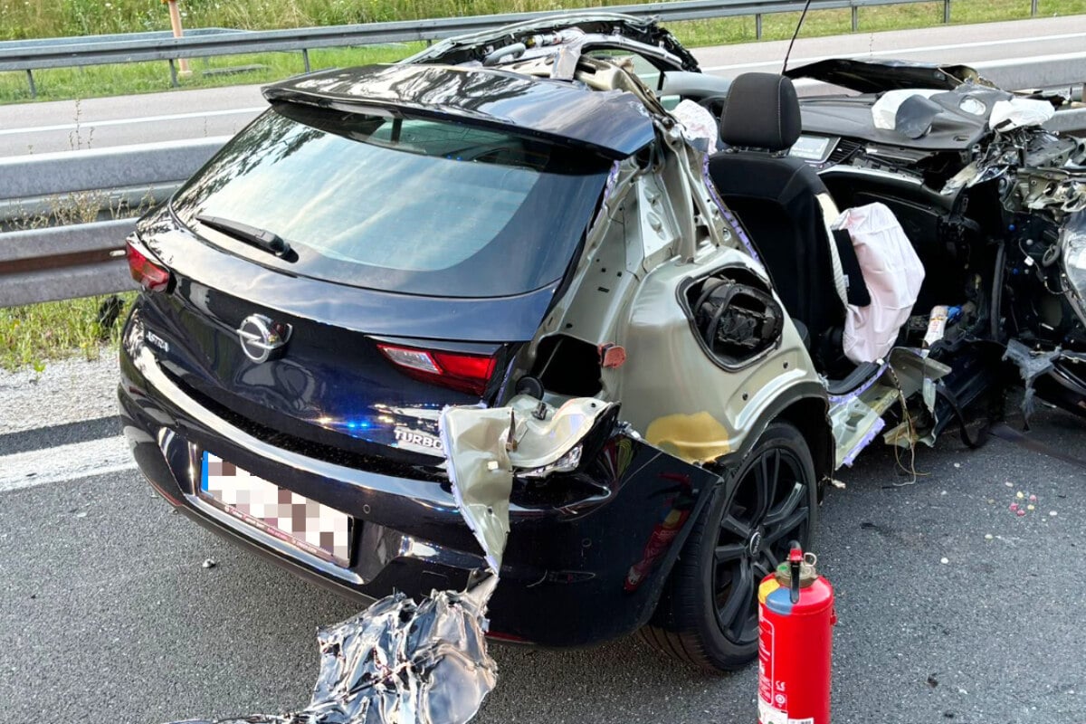 Laster zieht auf linke Spur: Opel-Fahrer kracht bei Ausweichmanöver in stehenden Lkw!