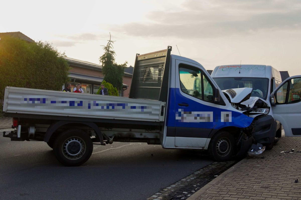 Fiat-kracht-frontal-gegen-Mercedes-Drei-Verletzte-nach-heftigem-Unfall