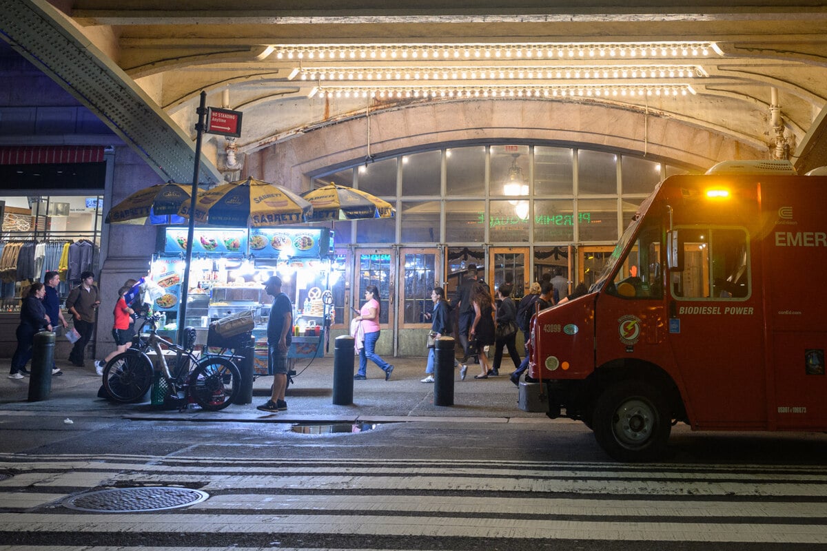 Mann hält sich für Teufel und attackiert Menschen an U-Bahn-Station: Als die Polizei kommt, fallen tödliche Schüsse