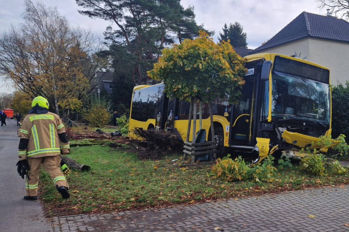 BVG-Bus-auf-Abwegen-Vier-Verletzte-und-Schneise-der-Verw-stung-in-Karlshorst