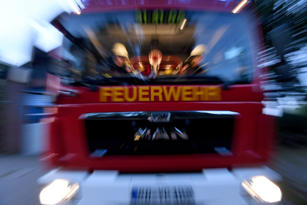 Wohnungsbrand in Spandau: Mieter rettet sich durch Sprung aus Fenster