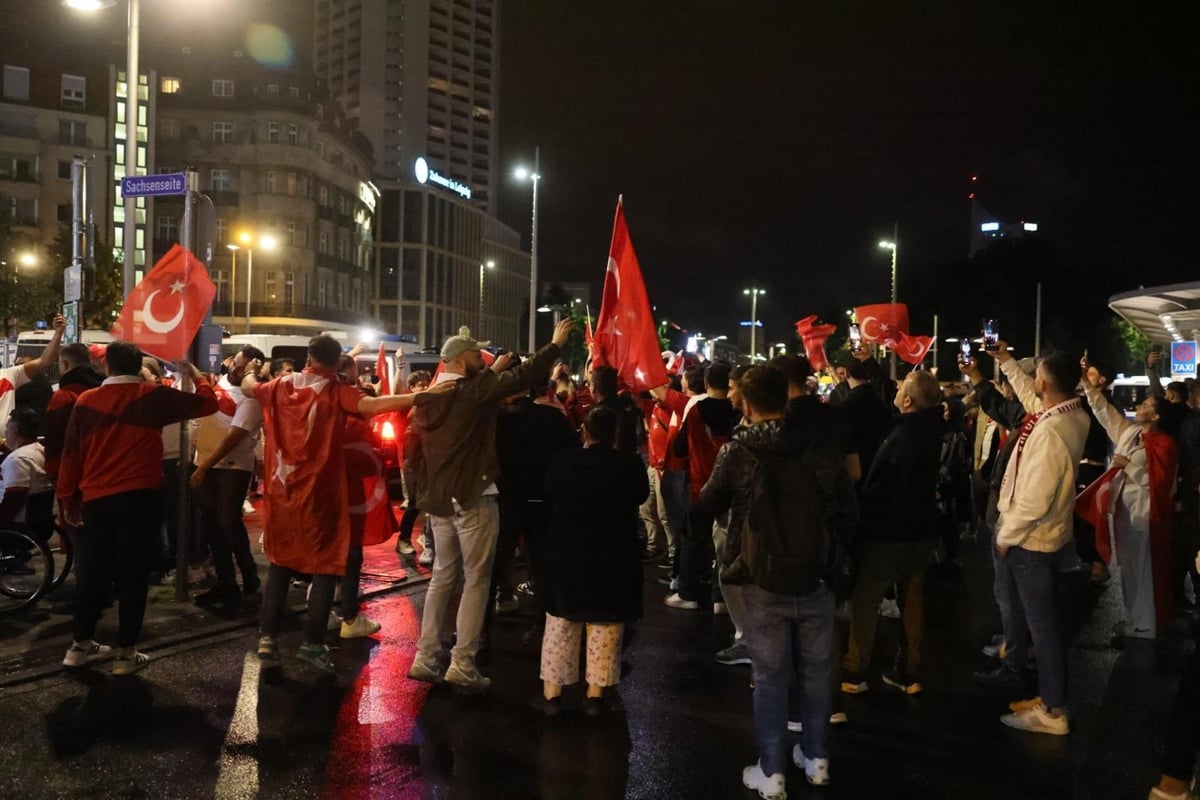 Türkische Fans feiern Nachts Sieg ihrer Mannschaft - Polizei zieht Bilanz
