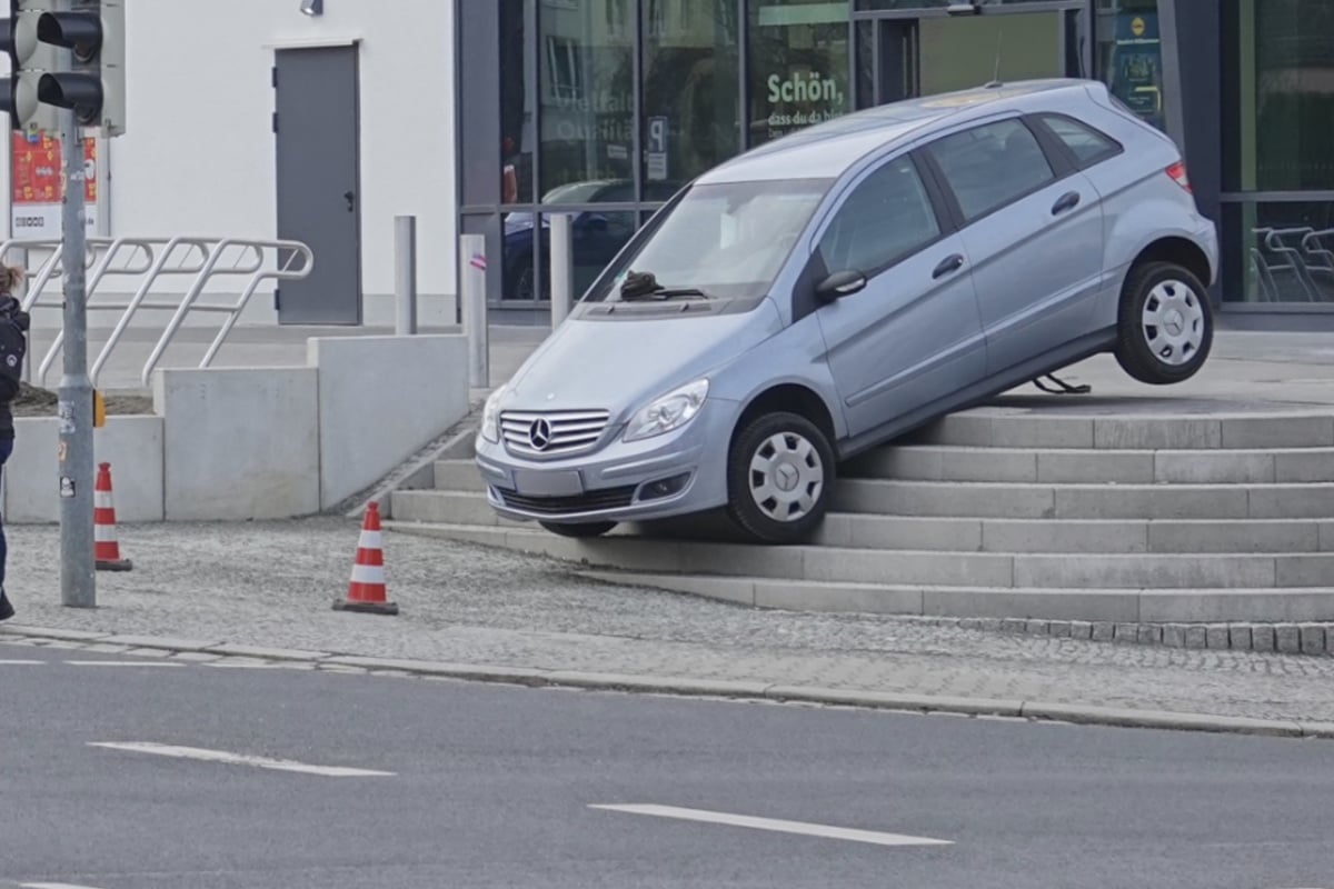 Was-macht-der-denn-da-Mercedes-steckt-auf-Treppe-fest