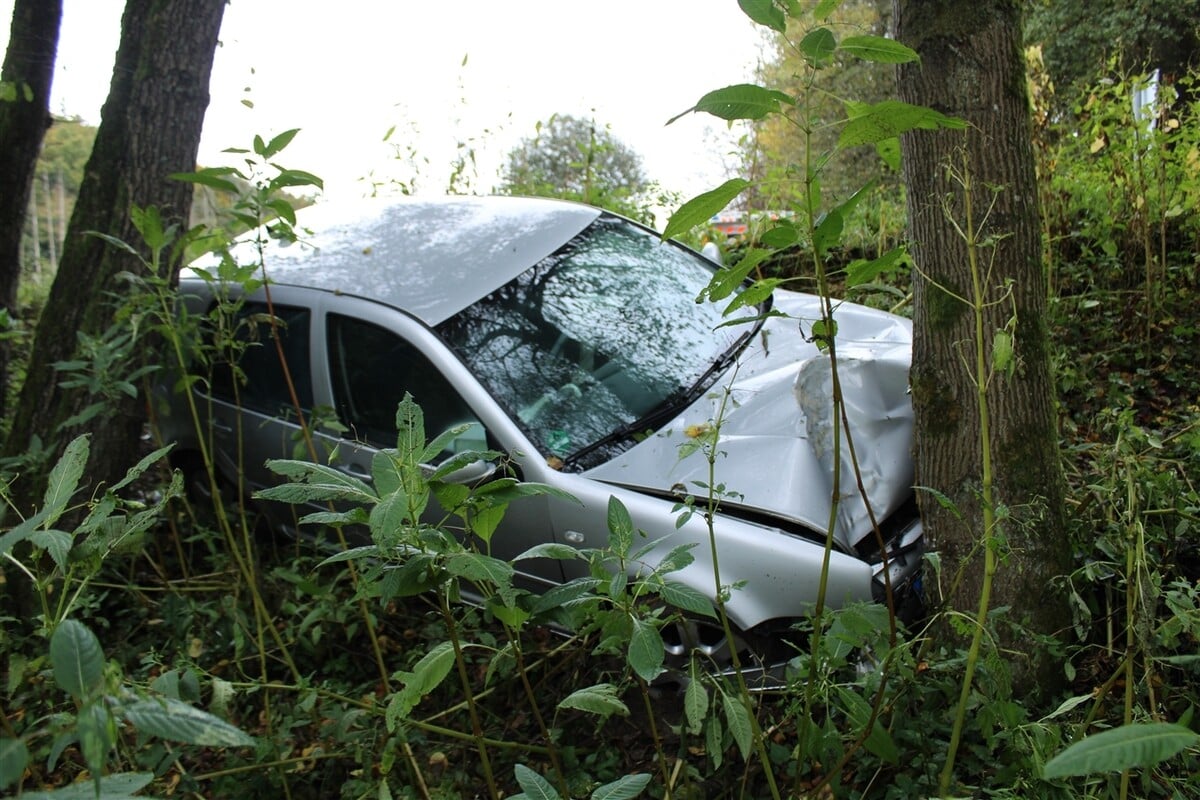 Junge-Autofahrerin-rutscht-in-Stra-engraben-und-kracht-gegen-Baum