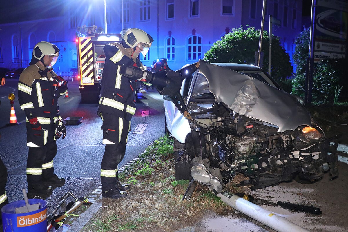 Mercedes-kollidiert-frontal-mit-Lichtmast-Zwei-Verletzte-Laterne-kippt-um