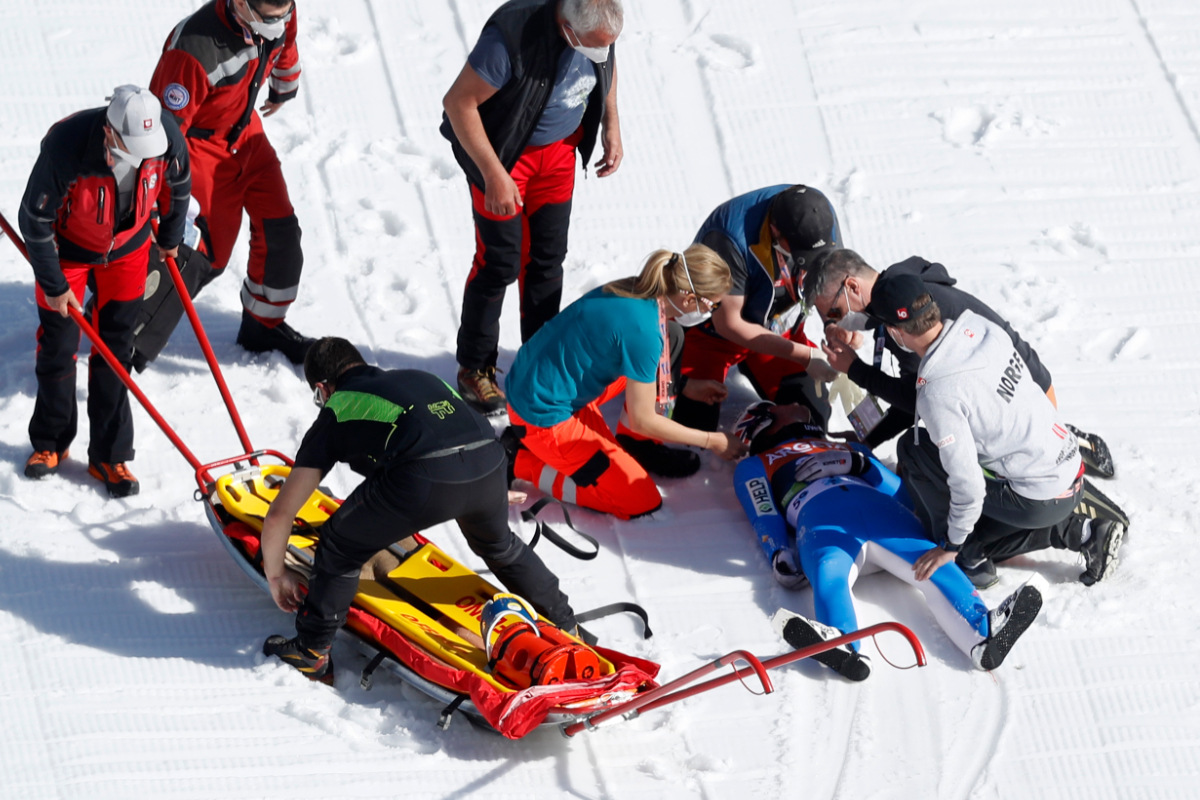 Heftiger Aufprall! Skiflug-Weltmeister Tande schwer gestürzt