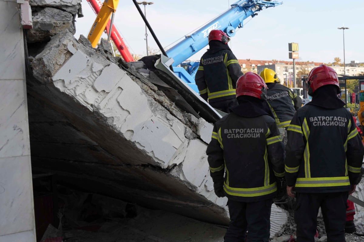 schweres-ungl-ck-bahnhofsvordach-st-rzt-ein-mindestens-zw-lf-menschen-sterben