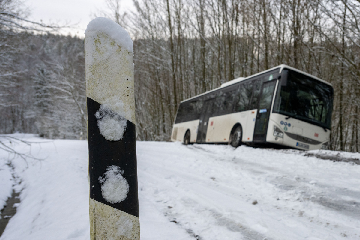 Chaos durch Schnee und Glatteis: Dieser Landkreis stellt den gesamten Busverkehr ein!