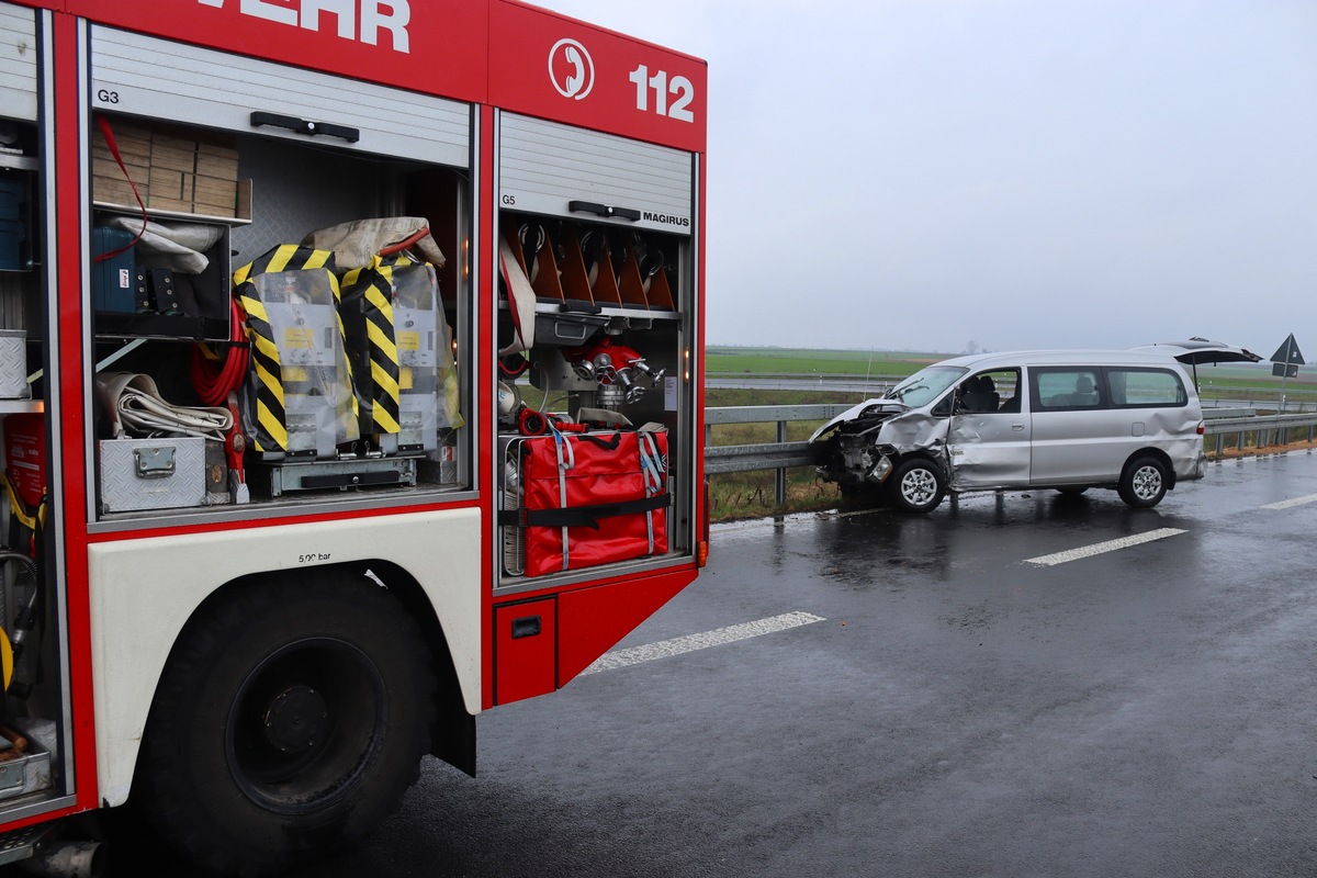 Unfall zwischen Minivan und Transporter: Fahrer im Wagen eingeklemmt