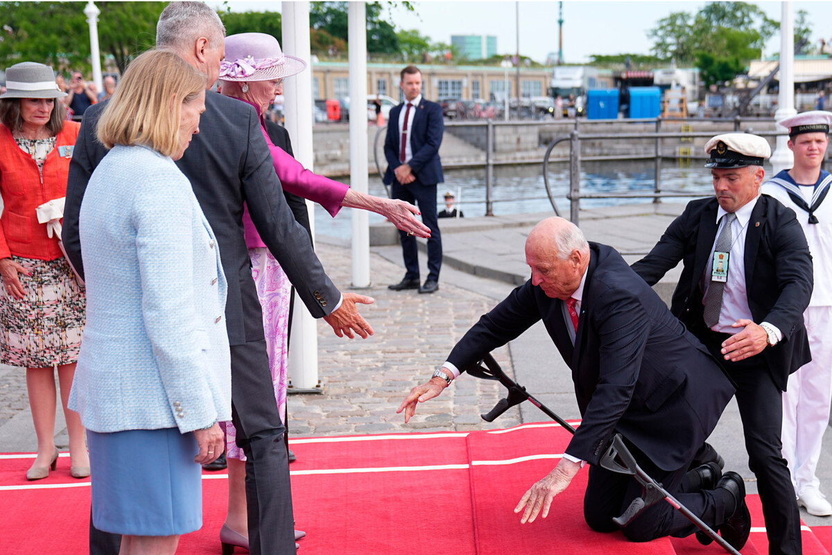 El rey Harald se encuentra con la reina Magreth y cae: un momento impactante durante una visita de estado