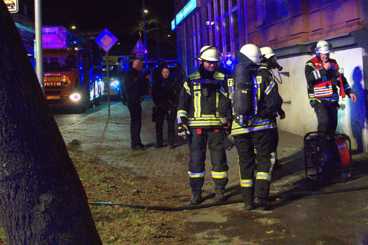 Brandstiftung oder technischer Defekt? 18 Menschen im Krankenhaus