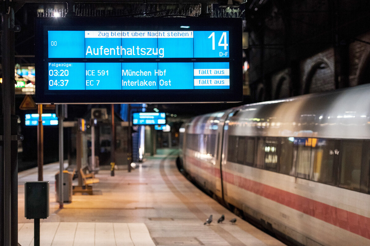 Bahn lässt Züge für gestrandete Reisende an Bahnhöfen stehen