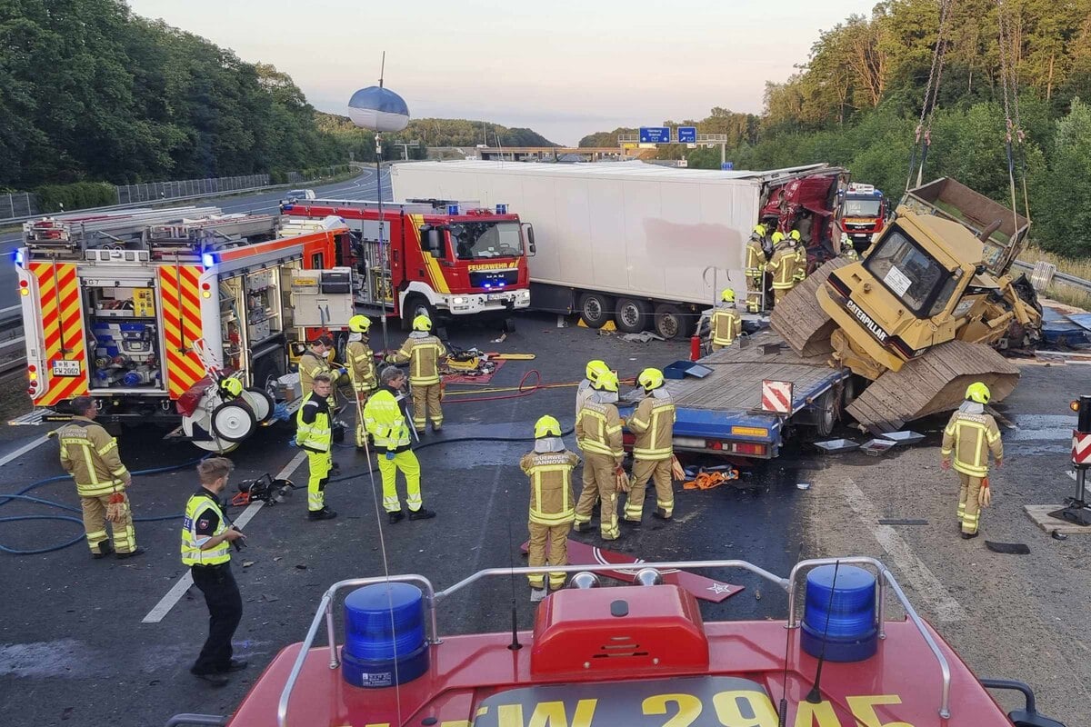 Tödlicher Unfall Auf Der A2! Lastwagen-Fahrer übersieht Stauende Und ...