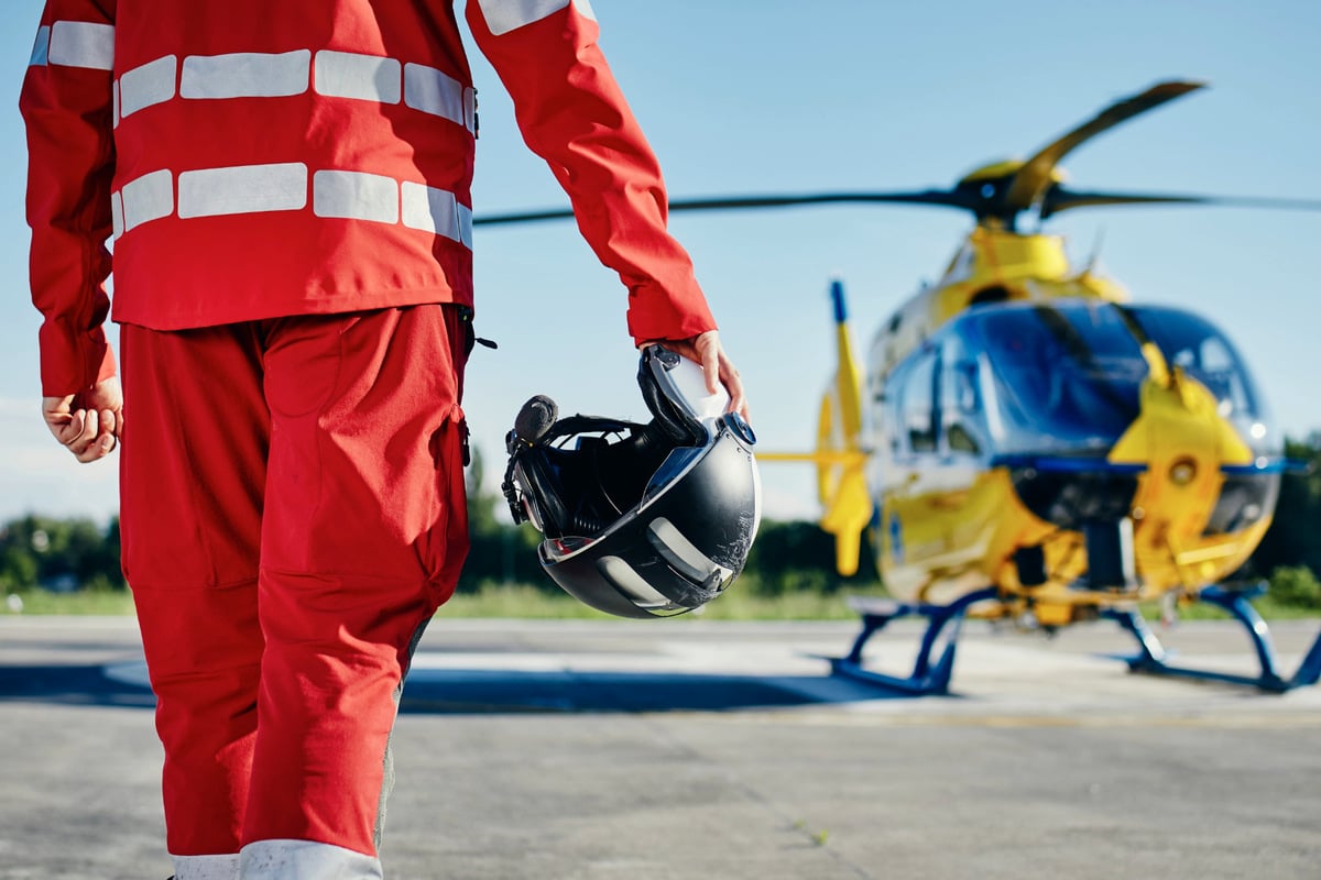 Weil er sich über Sperrung aufregt: Mann fährt Piloten von Rettungs-Hubschrauber im Einsatz an
