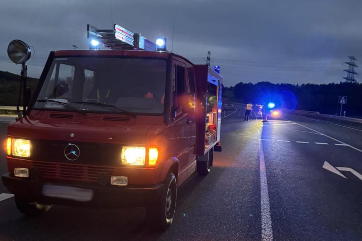 Motorrad-kracht-mehrfach-gegen-Leitplanke-Fahrer-in-Lebensgefahr