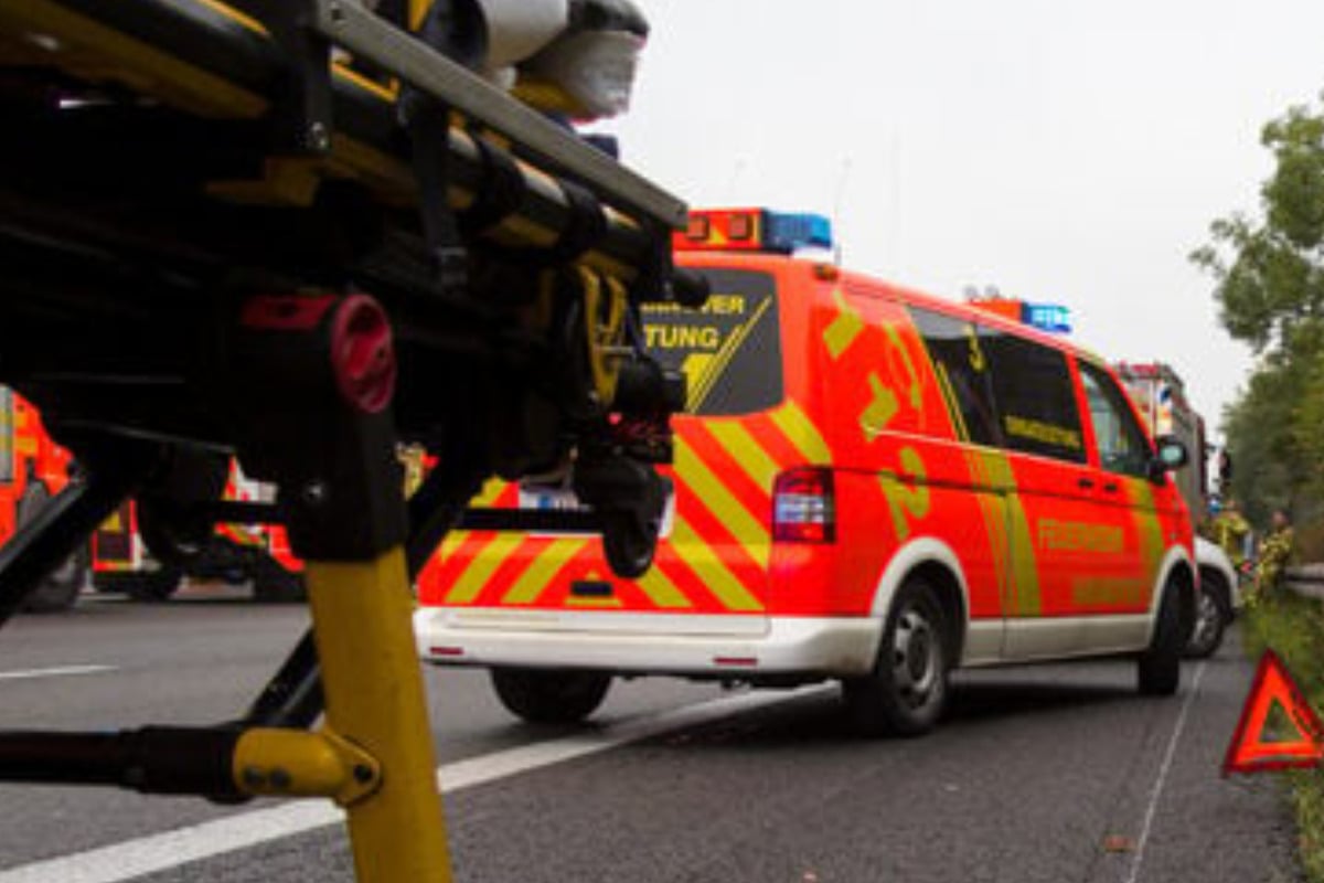 Acht Verletzte nach Unfall auf der A3: BMW X6 kracht in Reisebus!