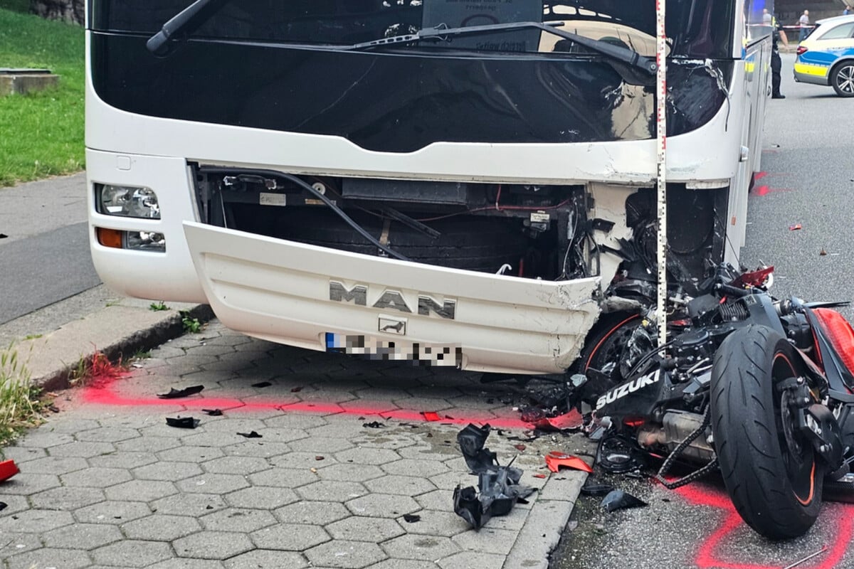 Tragischer Unfall in Hamburg: Biker kracht in Bus und stirbt