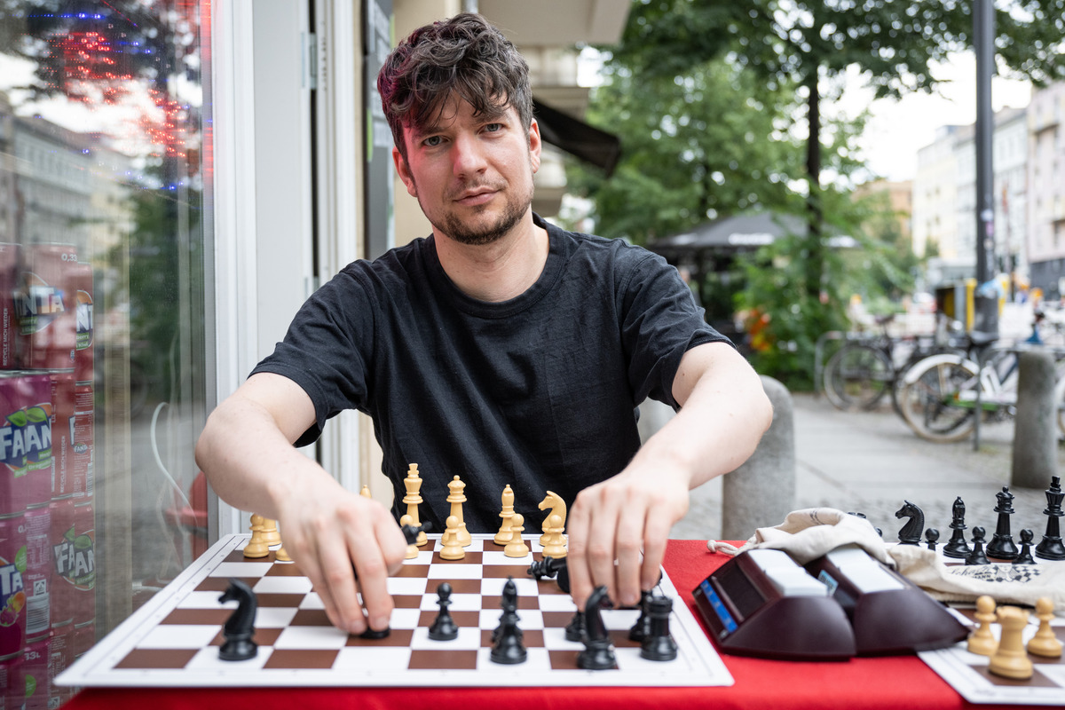 Zwei Männer, Die Schach Mit Riesigen Stück in Einem öffentlichen