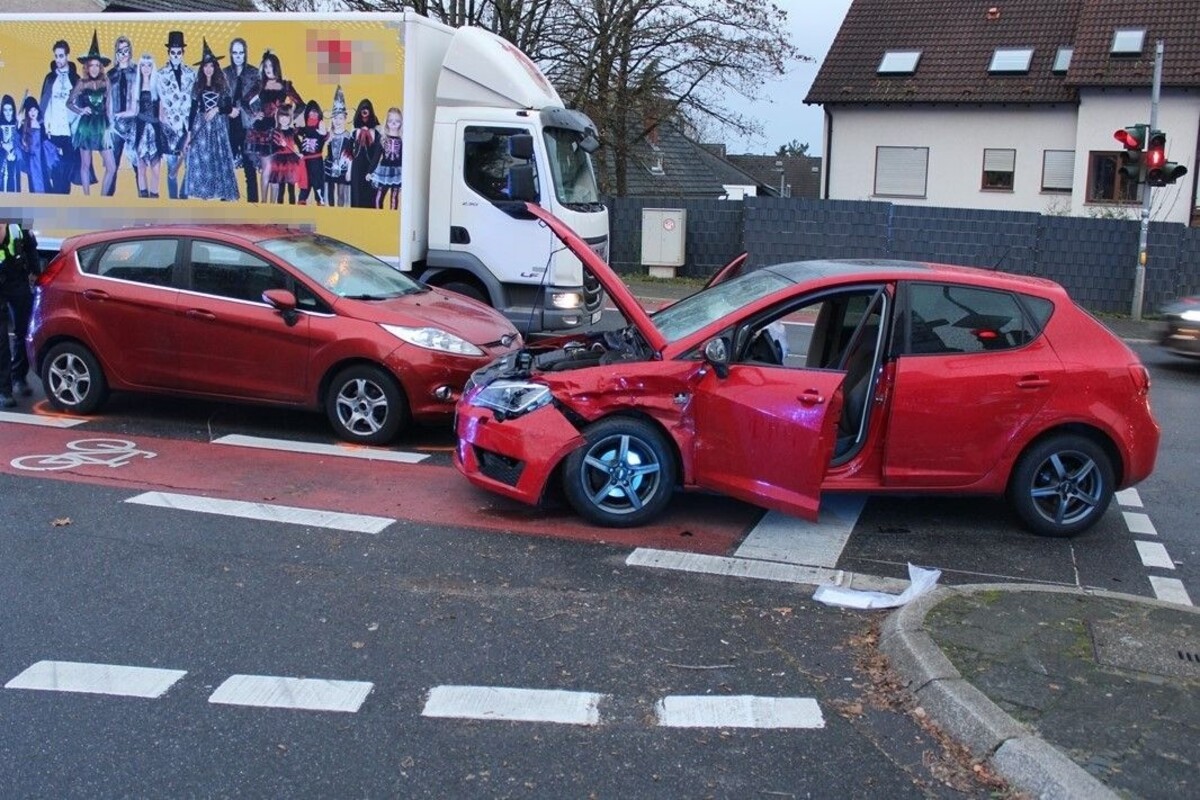 Bei-Rot-gefahren-Verursacherin-verletzt-sich-bei-Unfall-an-Kreuzung-schwer