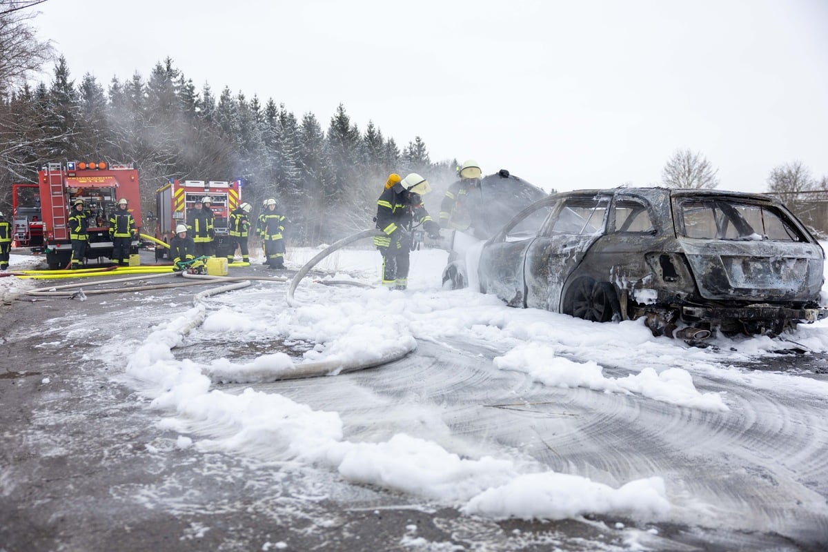 Feuerwehreinsatz-Mercedes-brennt-komplett-aus