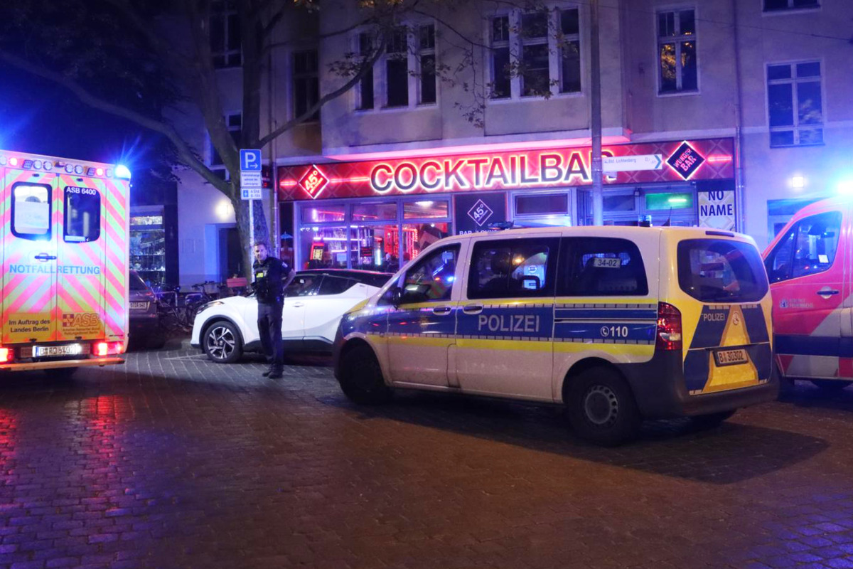 Mann vor Cocktailbar niedergestochen: Polizei sucht Täter mit Hubschrauber
