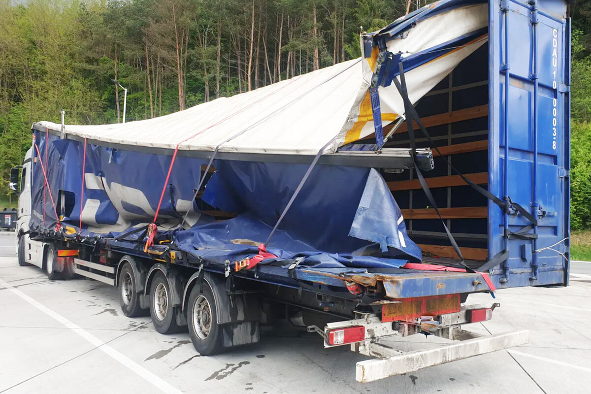 Auf der Autobahn: Polizei stoppt Schrott-Laster