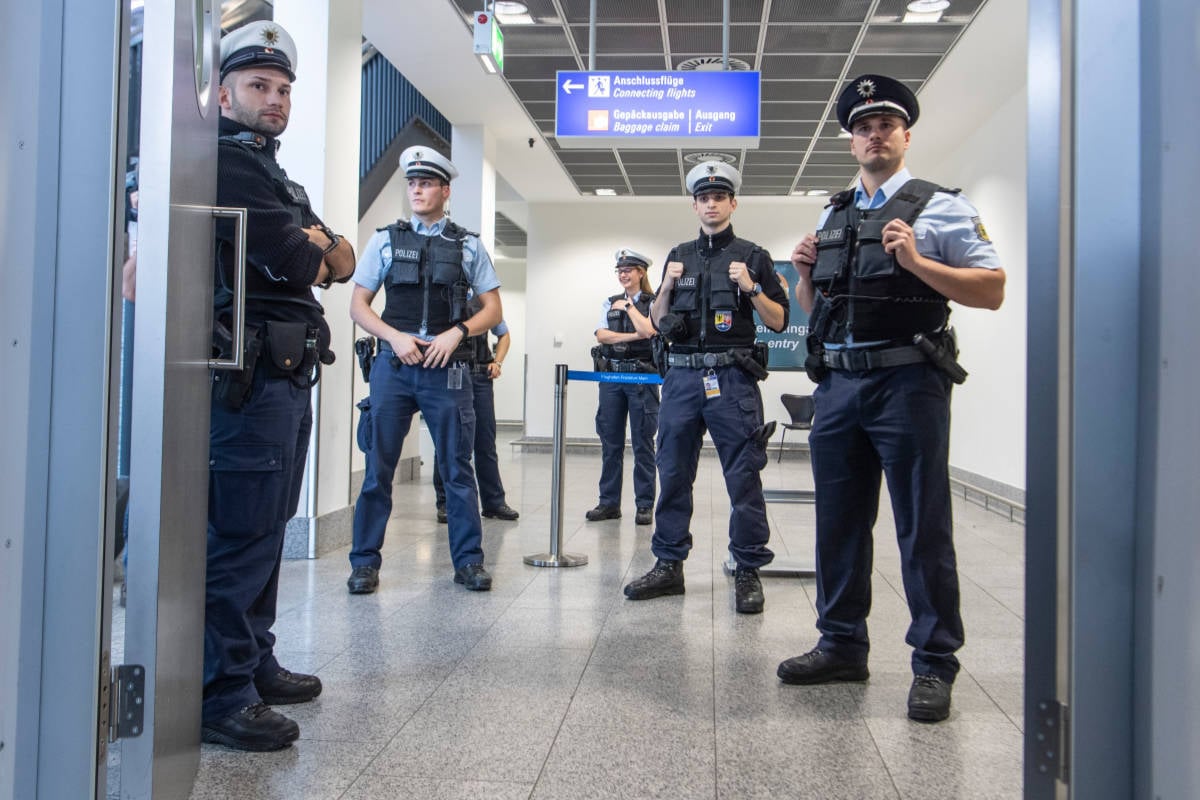 Polizei nimmt international gesuchten Totschläger am Frankfurter Flughafen fest