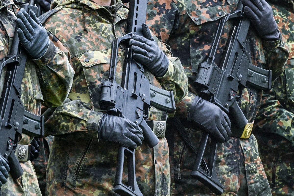 Reisende am Flughafen