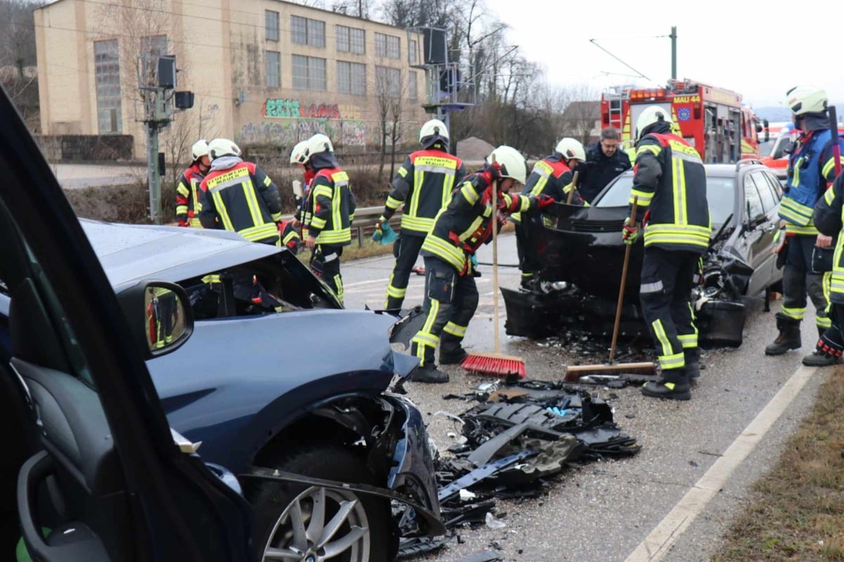 Vollsperrung-auf-der-B45-Zwei-Autos-krachen-ineinander